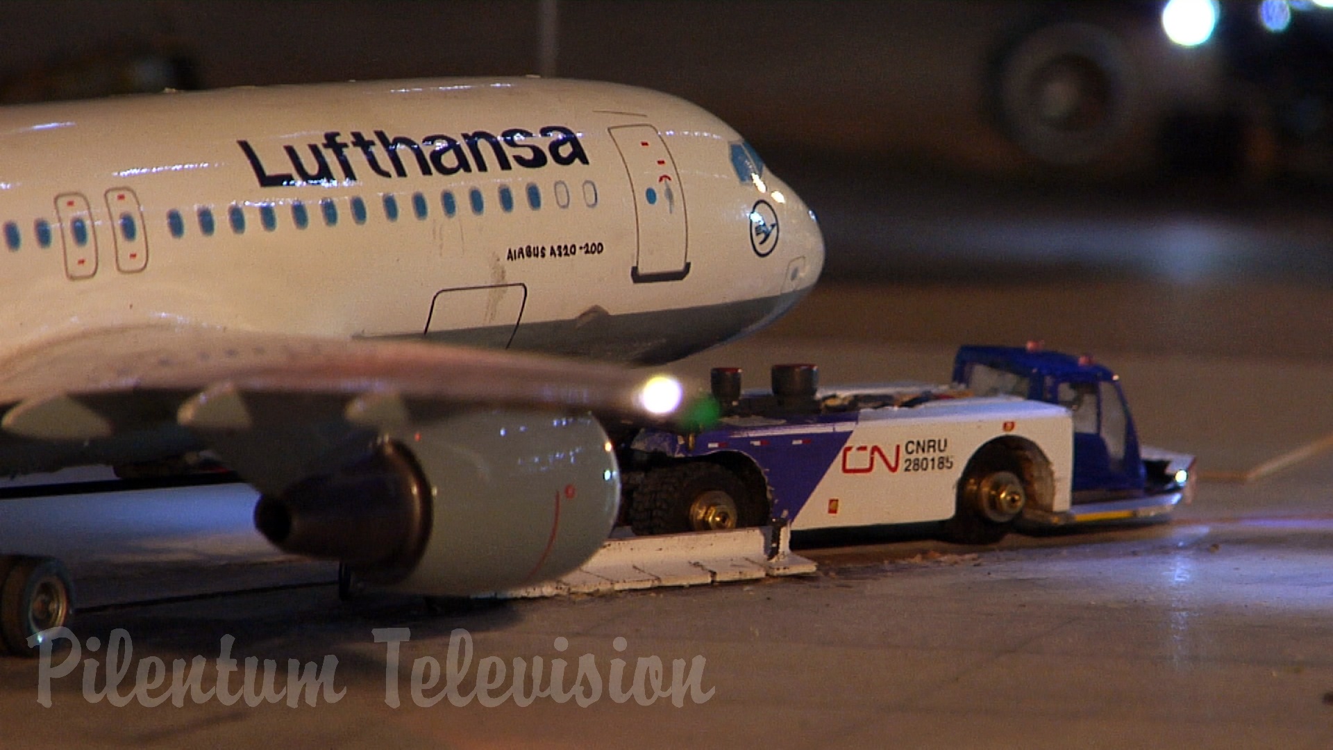 Lufthansa Model Airport and Apron Traffic in HO scale