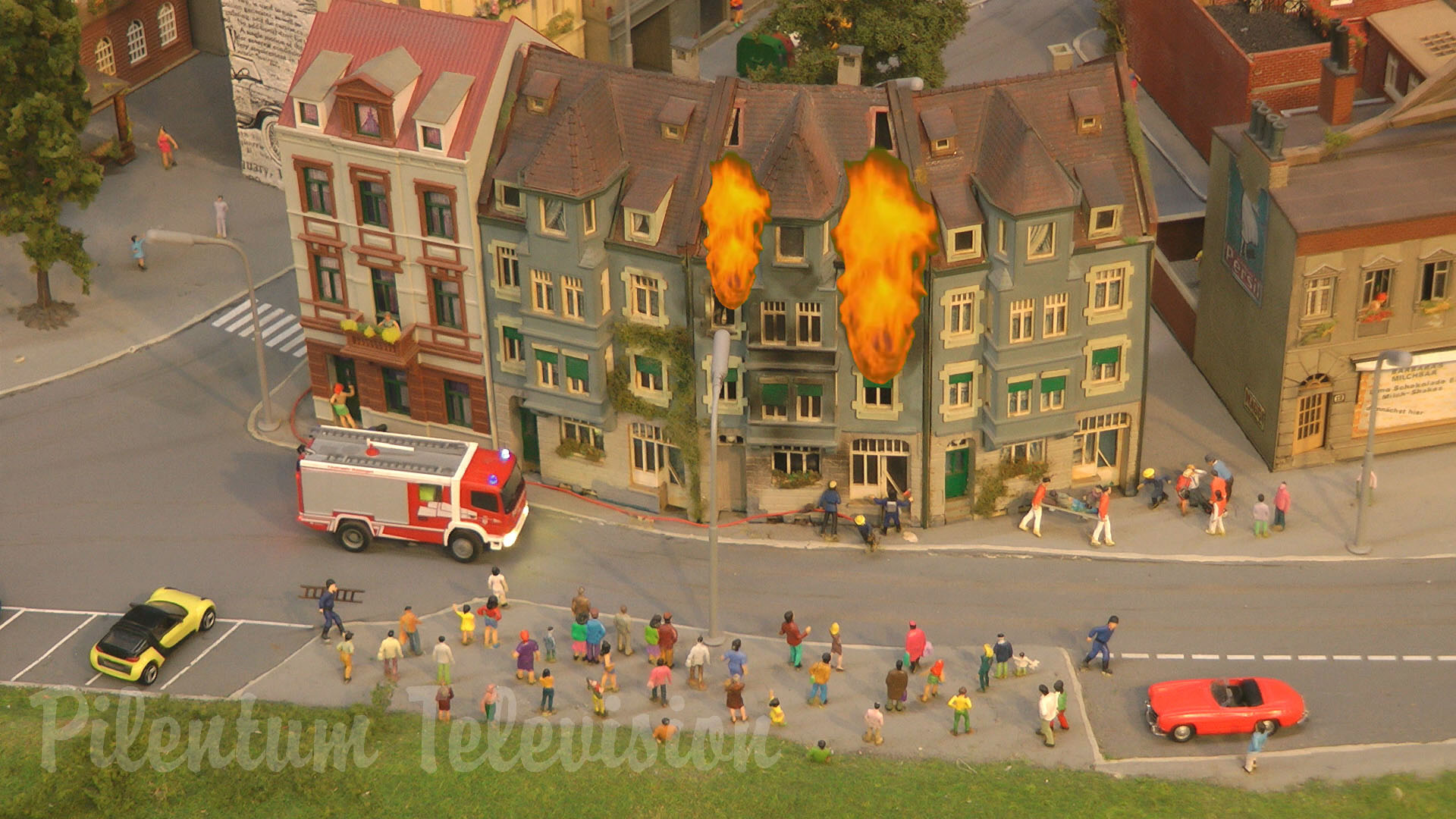 Not model trains, but model cars: Firefighters in action! Miniature camera inside the fire truck