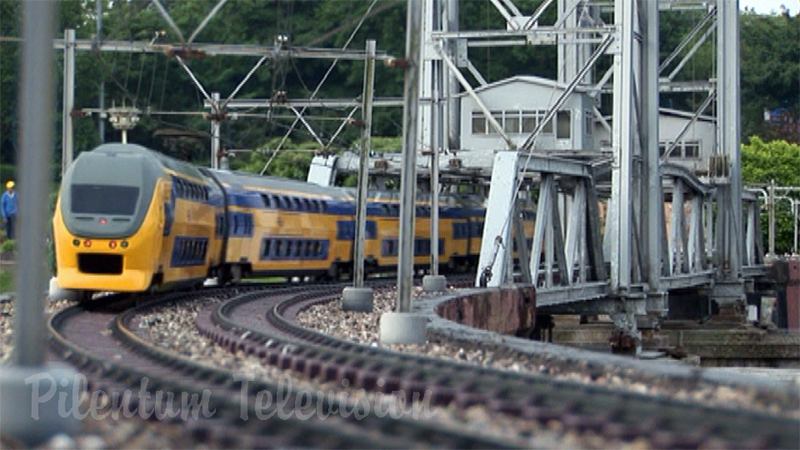Garden Railway Cab Ride Madurodam Amusement Park: Outstanding Model Trains in 1/25 Scale