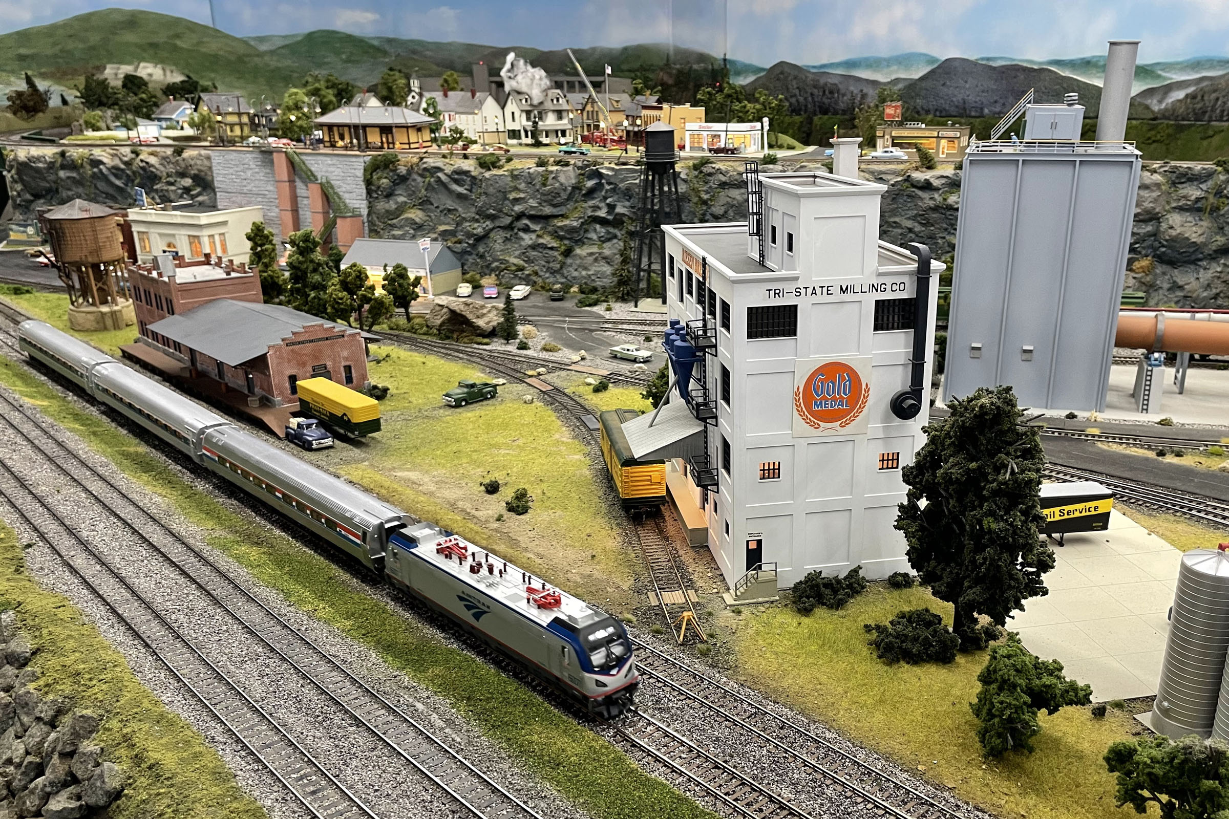 One of America’s largest HO scale model train layouts - The Chelten Hills Model Railroad Club