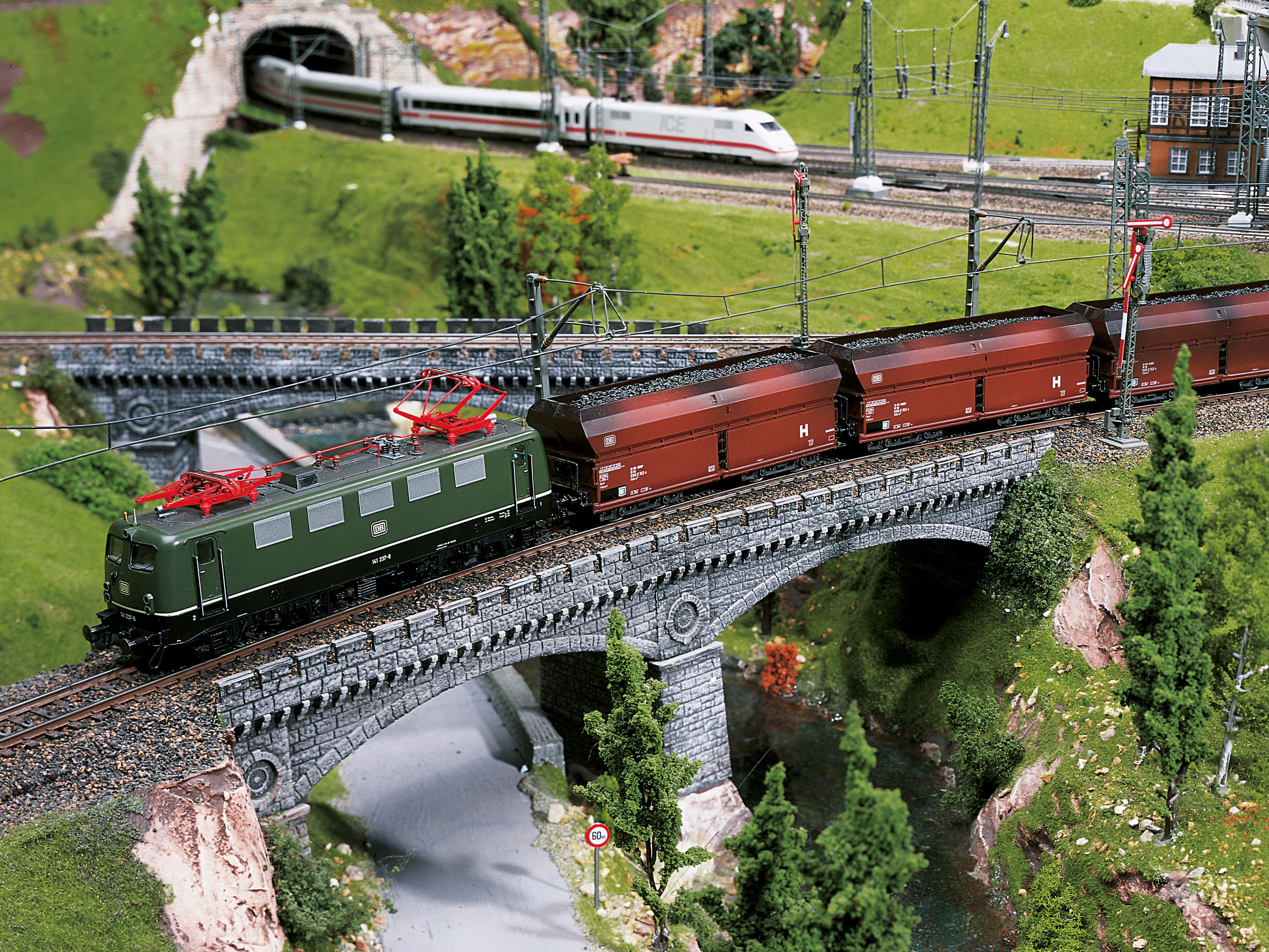trains, rail transport modelling, modélisme ferroviaire - Fascinating video of the world’s largest HO scale model railway layout - Miniatur Wunderland Germany