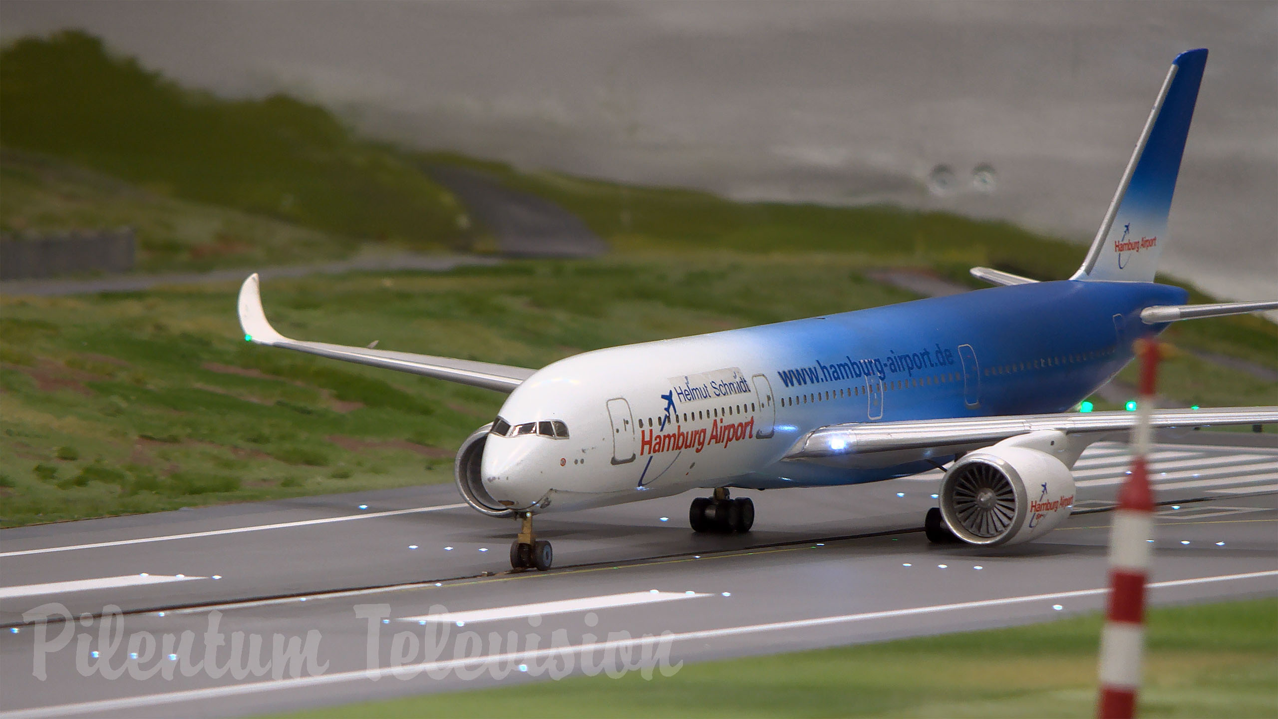 Biggest Model Airport of the World - Miniature Airplane and Aircraft Model - Aviation in HO Scale
