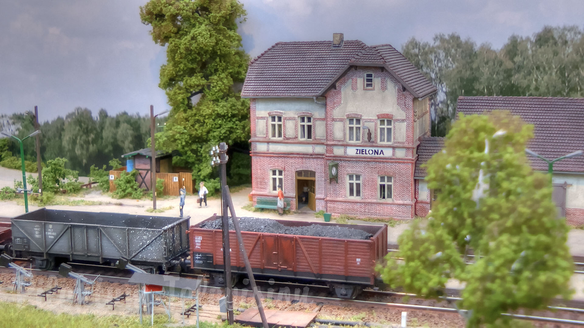 Model railroad layout of Zielona railway station with steam locomotives of the Polish State Railways