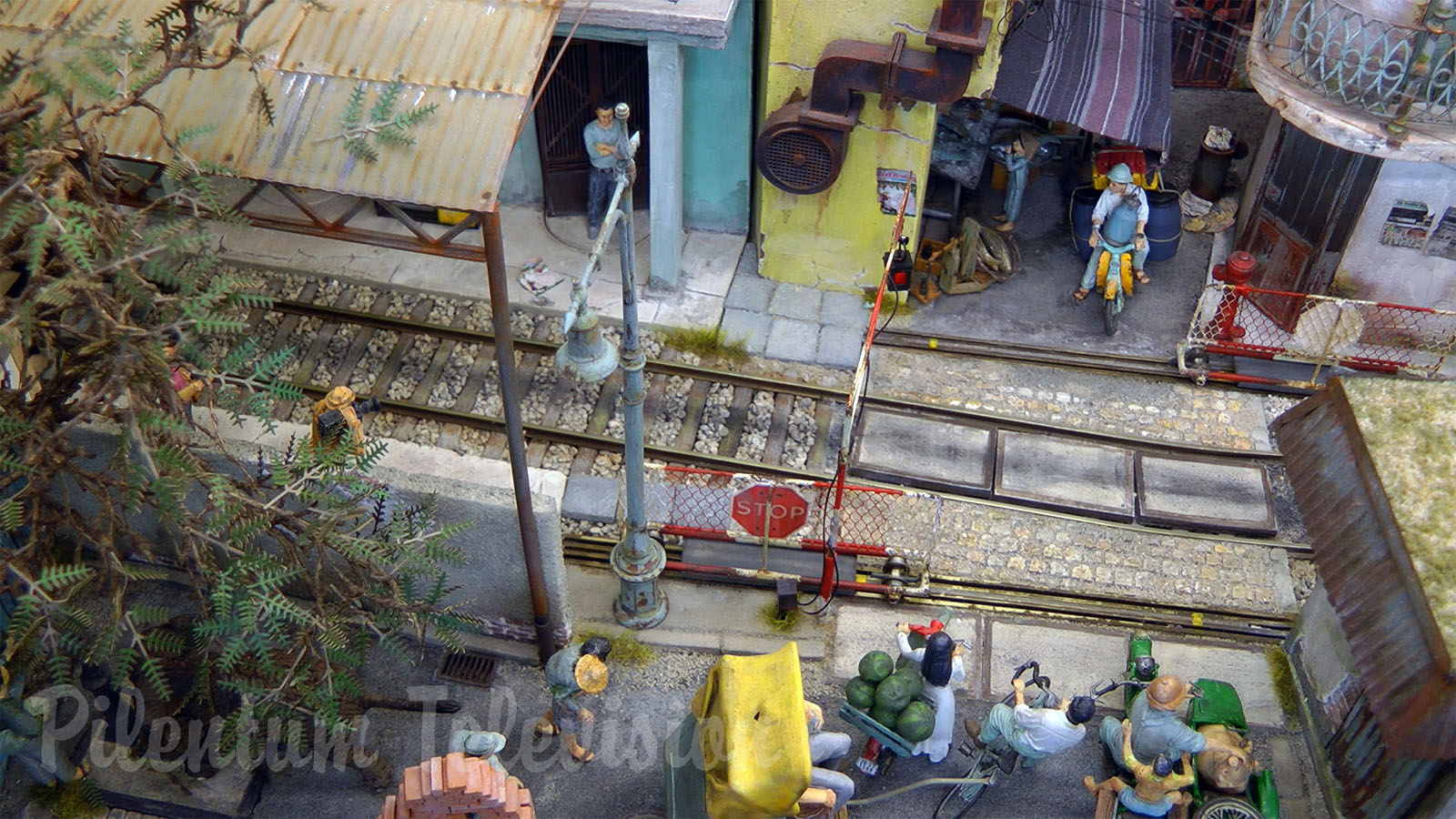 Model Railway Diorama of Maeklong Train Market - Model Railroading and Scratch Building at its Best - On30 Layouts