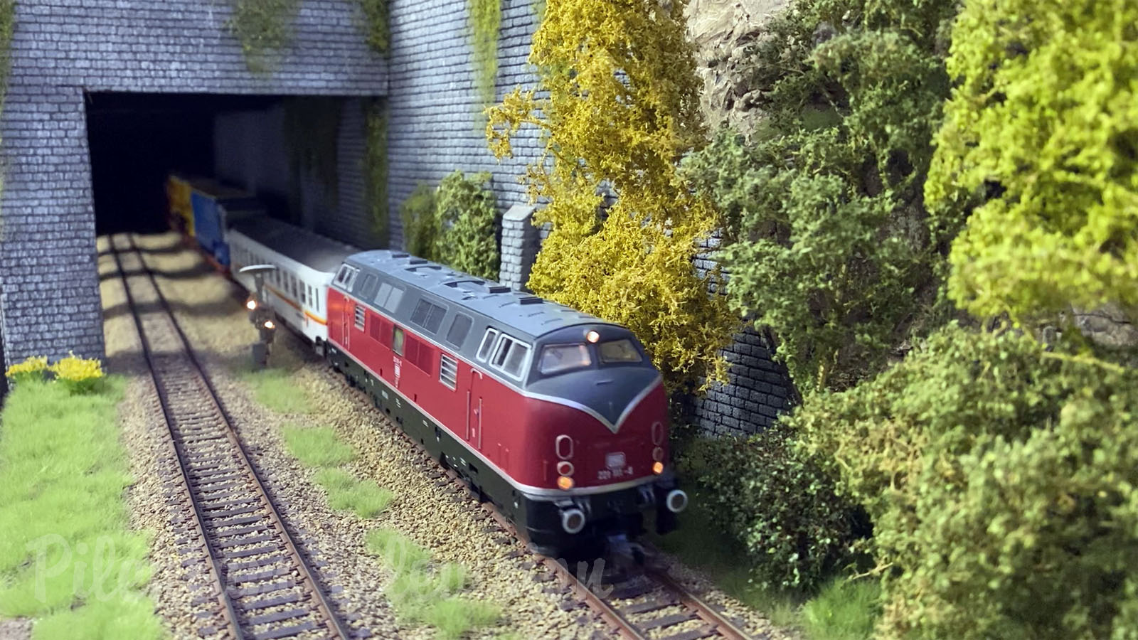 Model Trains and Faller Cars - Enjoy Steam Locos and Diesel Locomotives - HO Scale Layout