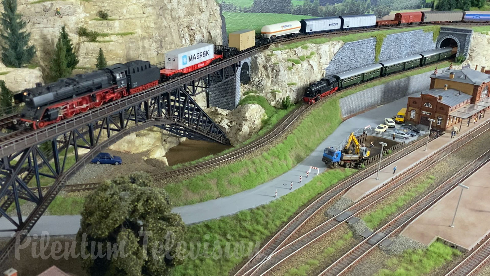 Model Trains and Faller Cars - Enjoy Steam Locos and Diesel Locomotives - HO Scale Layout