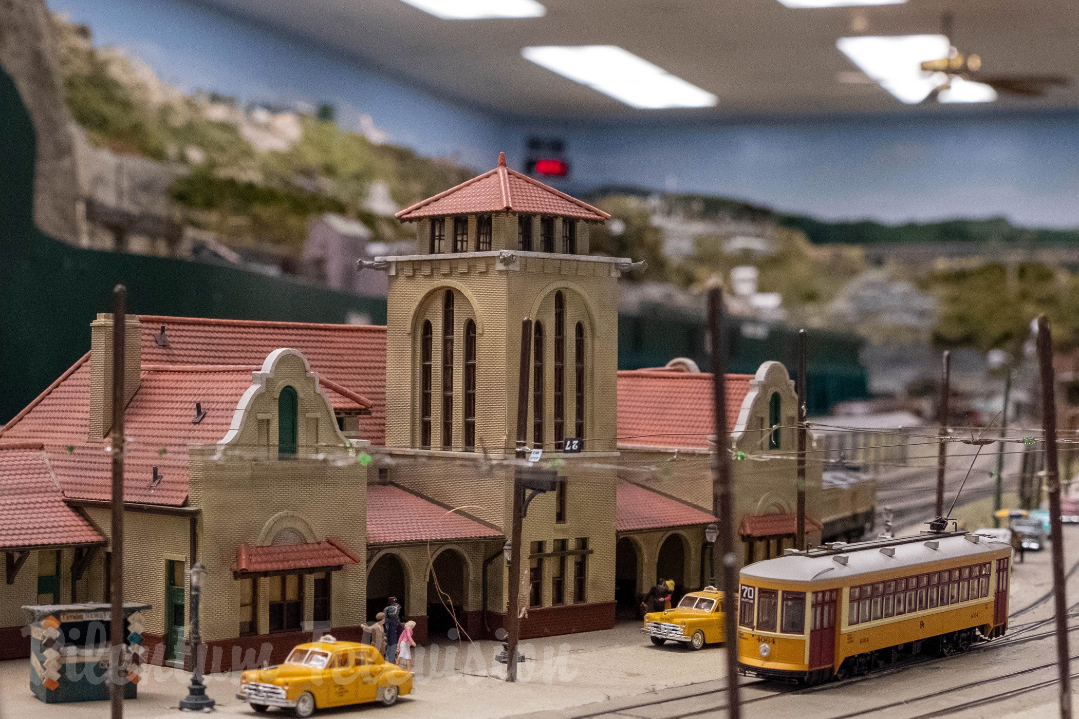 One of the most Picturesque and Largest Model Railroad Layouts in the United States - Cab Ride Layout Tour