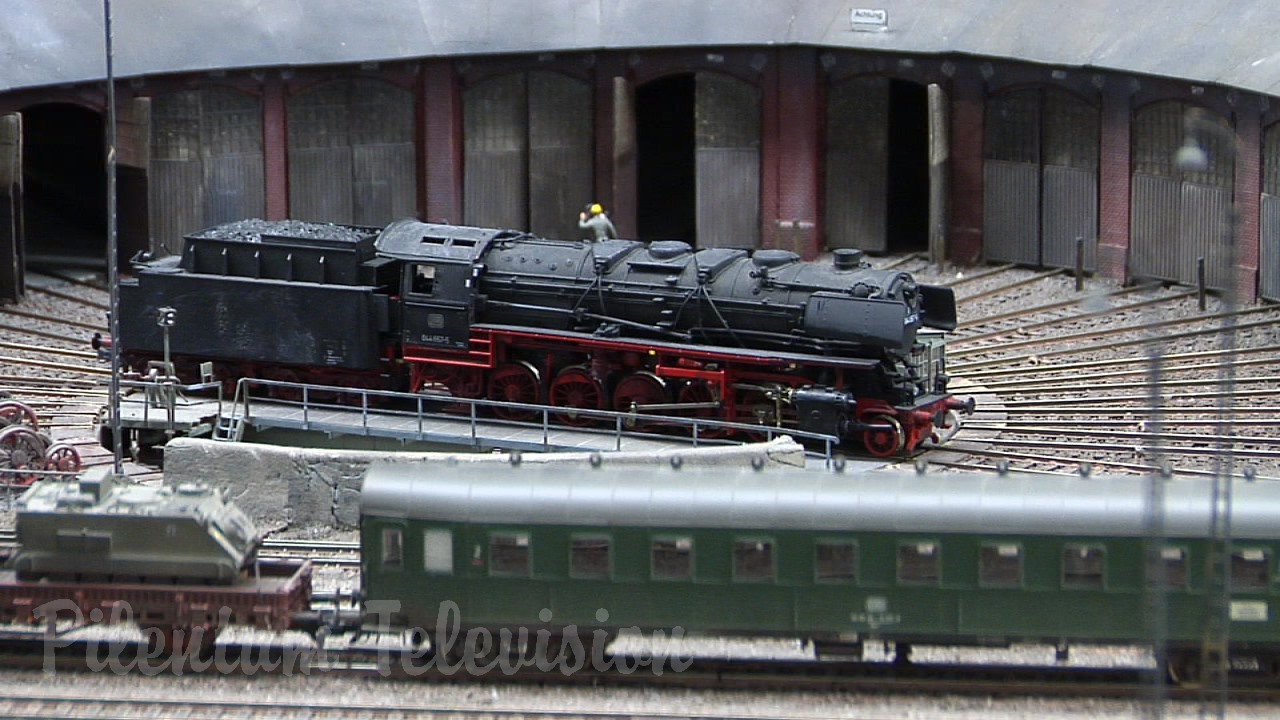 Turntable and Roundhouse for Model Railways